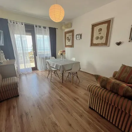 77 With Pool And Appartement