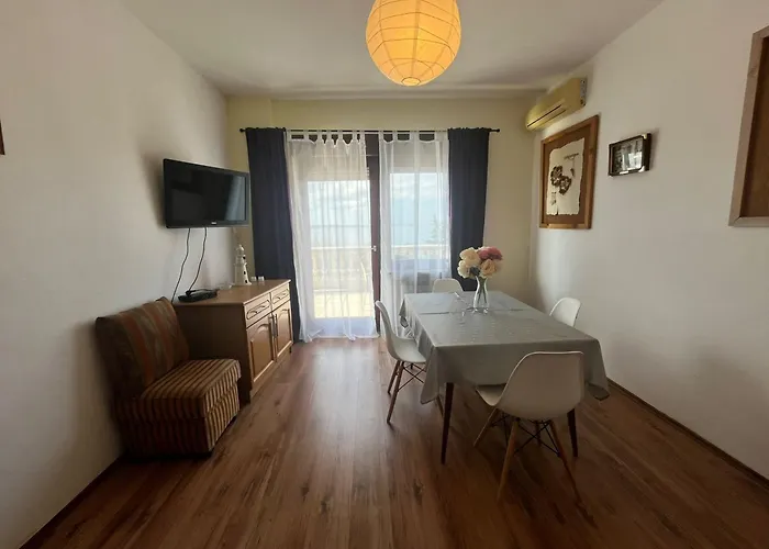 77 With Pool And Apartamento Starigrad Paklenica