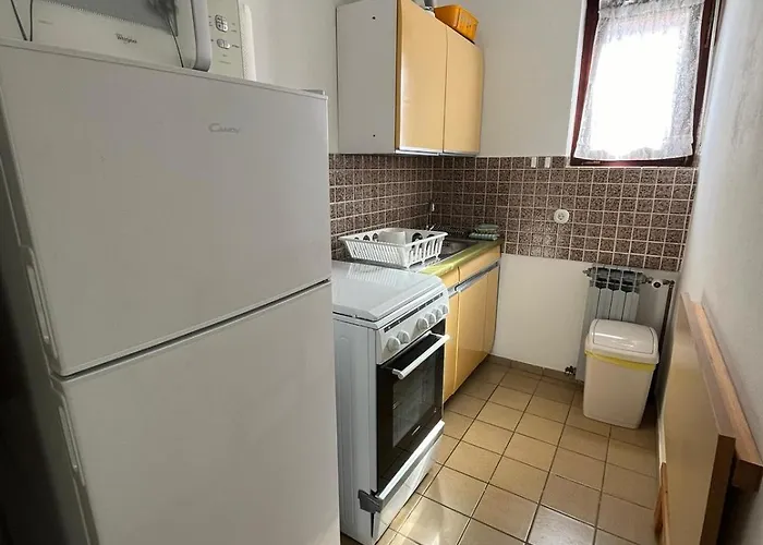 77 With Pool And Apartamento Starigrad Paklenica