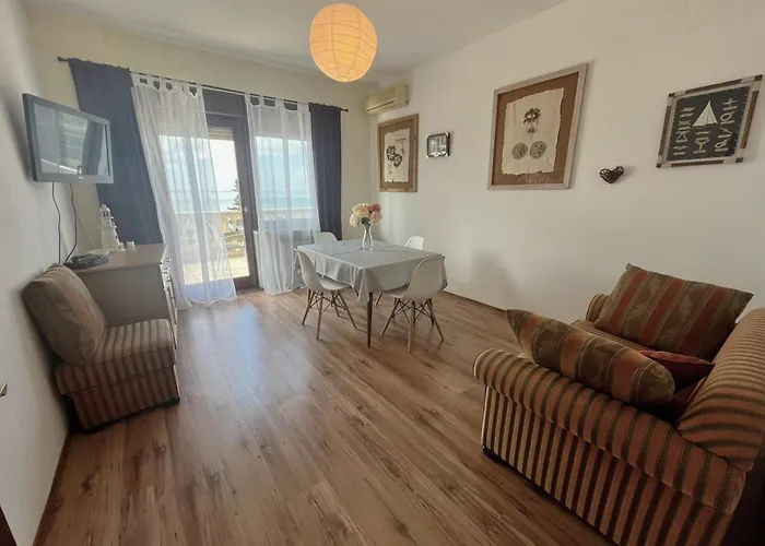 77 With Pool And Appartement