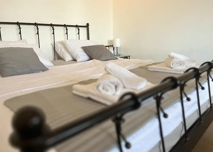 77 With Pool And Appartement *