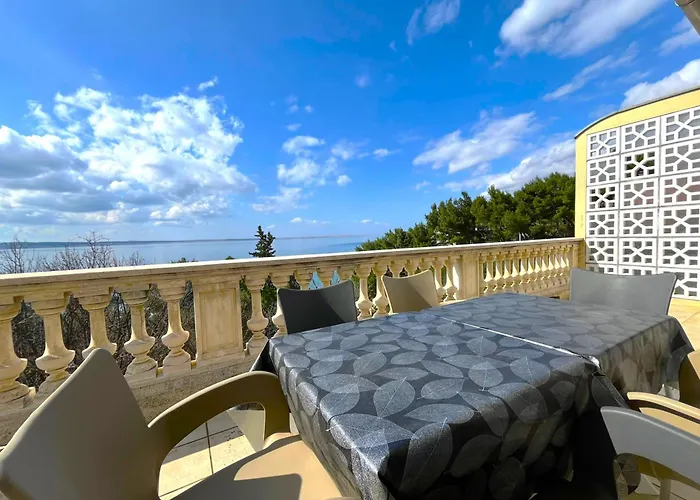 77 With Pool And Apartamento Starigrad Paklenica